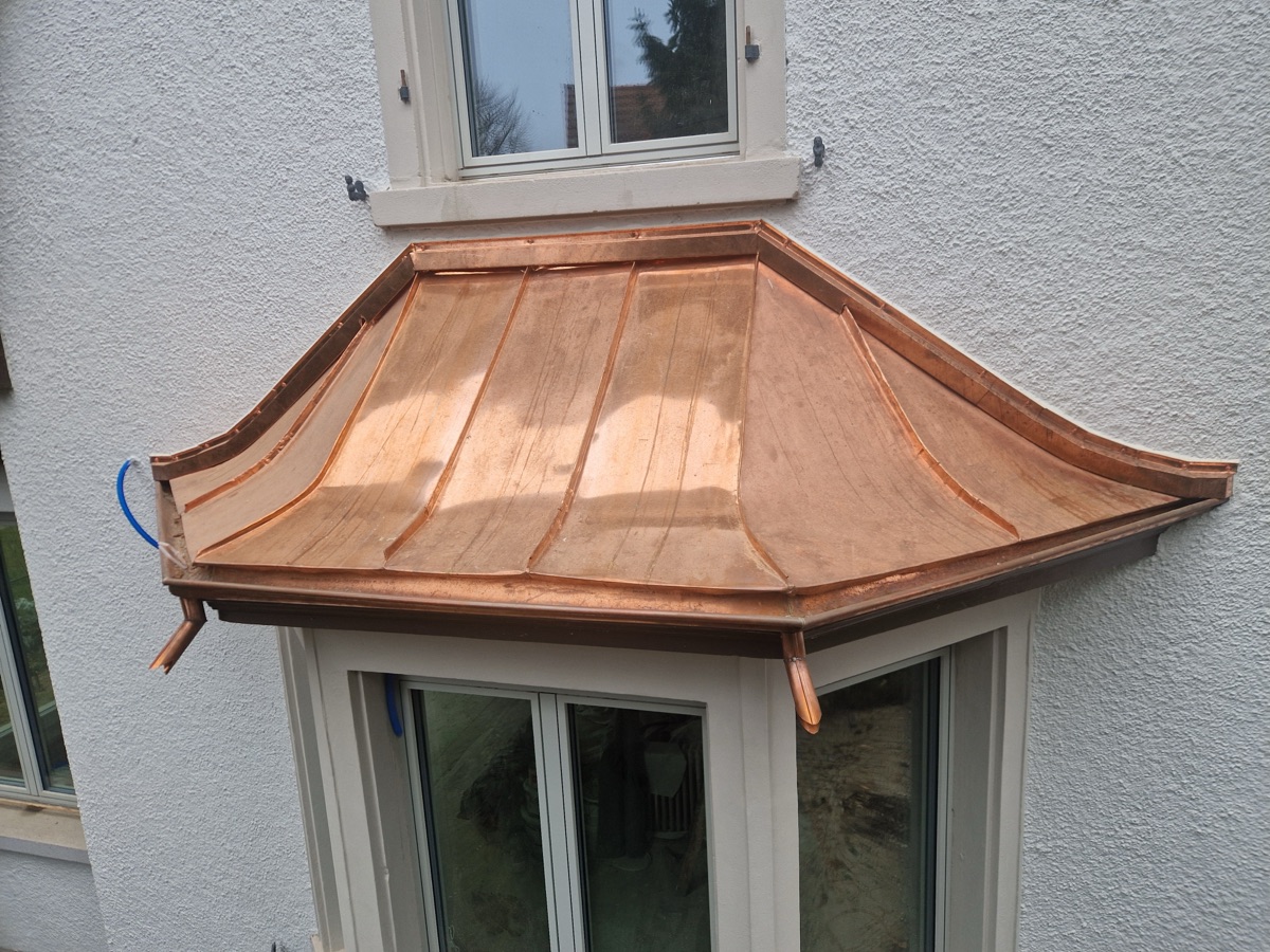 Kupfer-Vordach mit geschwungener Form